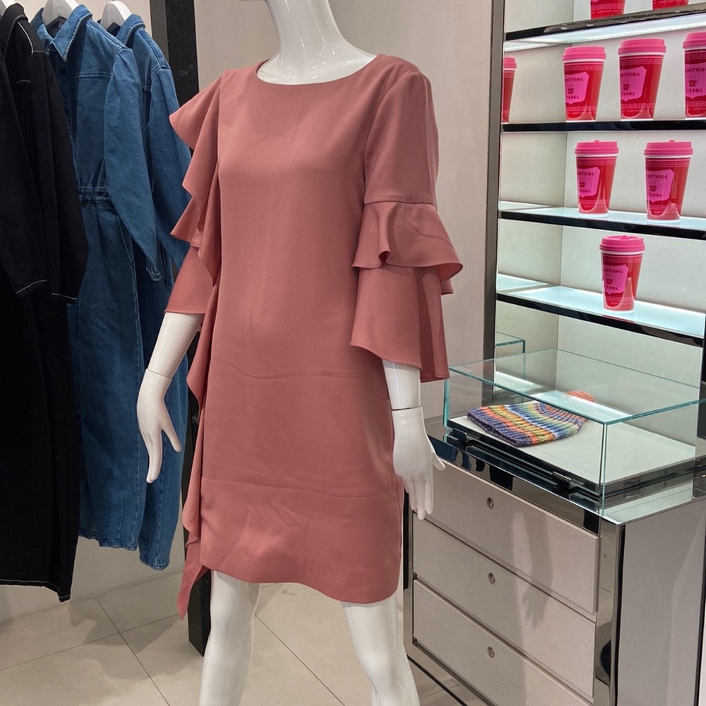 Beautiful Ted Baker dress. I wore it once. It’s in perfect condition.